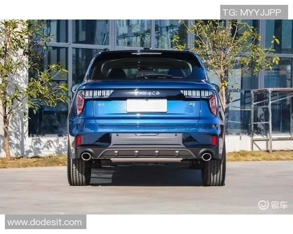 足球明星携锋利刀具的高清图片展现运动与力量的完美结合