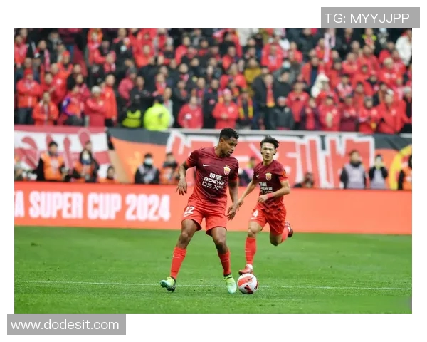 25号足球明星后场的精彩表现与战术分析